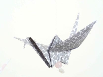 Mobile bébé avion en bois et origamis rose et gris
