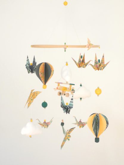 Mobile bébé avion origamis jaune et vert émeraude, corail et rose vieilli