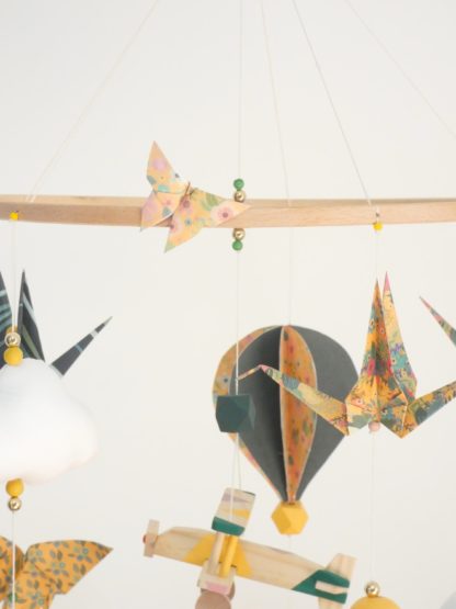 Mobile bébé avion origamis jaune et vert émeraude, corail et rose vieilli