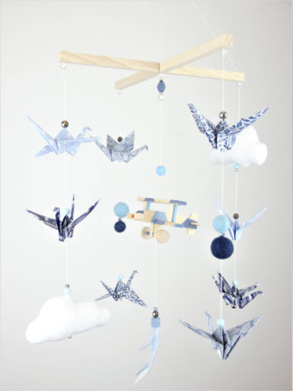 Mobile bébé bleu origamis bois et avion bleu ciel, bleu gris
