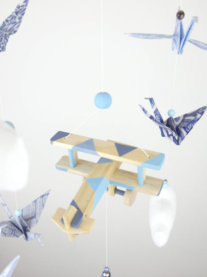 Mobile bébé bleu origamis bois et avion bleu ciel, bleu gris