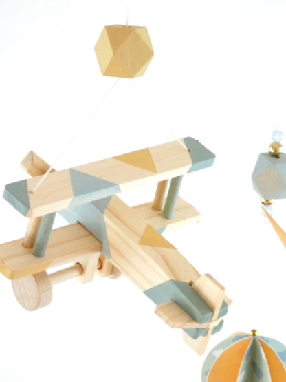 Mobile bébé bois avion origamis jaune, vert pastel et bleu pastel
