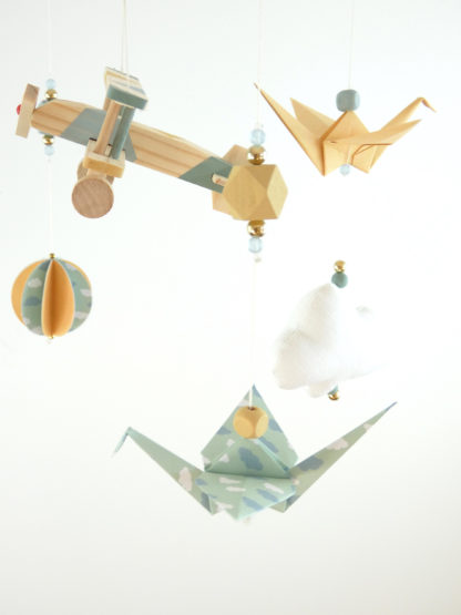 Mobile bébé bois avion origamis jaune, vert pastel et bleu pastel