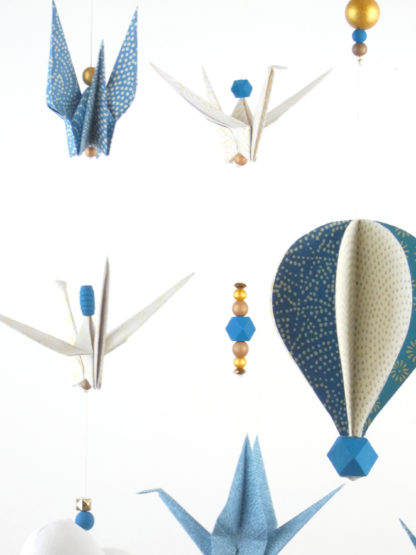 Mobile bébé bois origami montgolfière bleu, beige et doré vintage