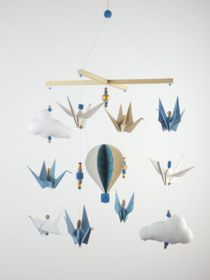 Mobile bébé bois origami montgolfière bleu, beige et doré vintage