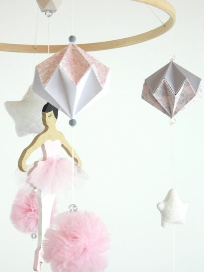Mobile bébé fille danseuse étoile origamis bois rose gris et beige