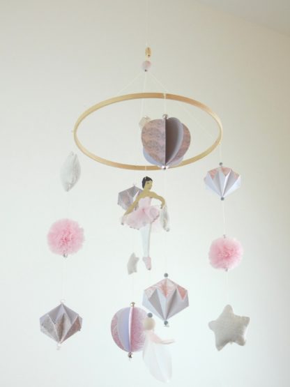 Mobile bébé fille danseuse étoile origamis bois rose gris et beige