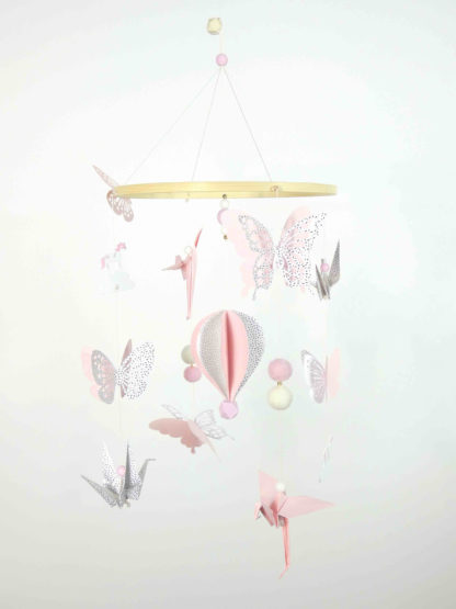Mobile bébé montgolfière origamis flamant rose, papillons dorés et licornes