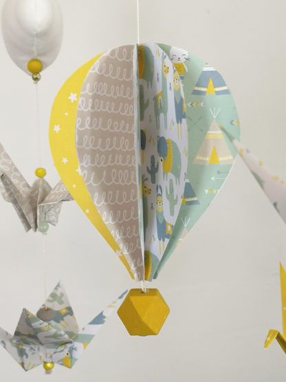 Mobile bébé montgolfière origamis jaune, beige et vert menthe