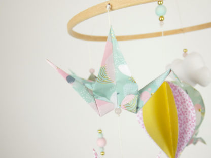 Mobile bébé montgolfière origamis rose, doré et vert eau