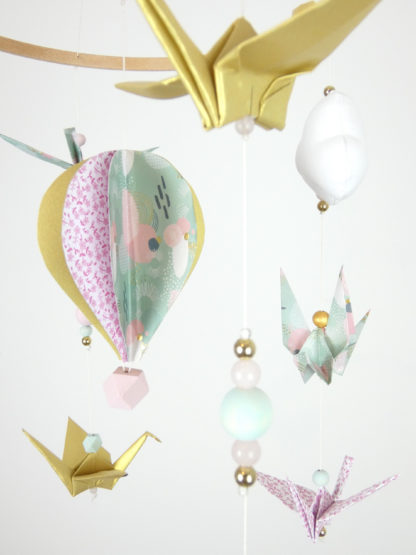 Mobile bébé montgolfière origamis rose, doré et vert eau