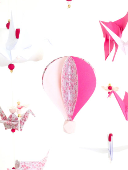Mobile bébé montgolfière origamis rose fuchsia, rose pastel et blanc
