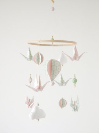 Mobile bébé montgolfière origamis rose pale et vert eau