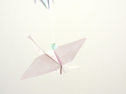 Mobile bébé montgolfière origamis rose pale et vert eau