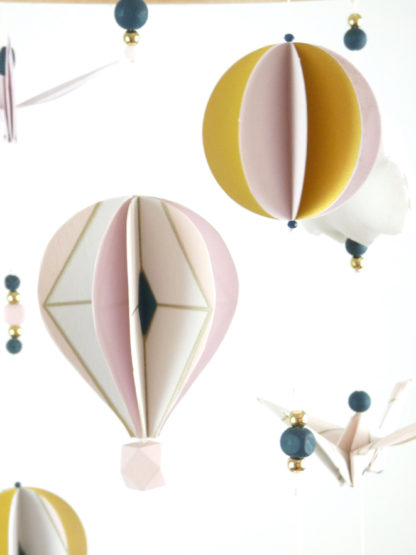 Mobile bébé montgolfière origamis rose poudré, bleu canard et doré