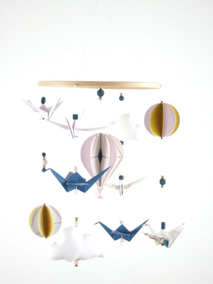 Mobile bébé montgolfière origamis rose poudré, bleu canard et doré