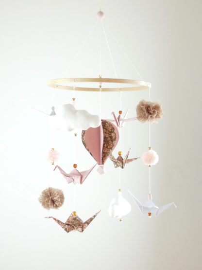 Mobile bébé montgolfière origamis rose vieilli, rose pâle et marron