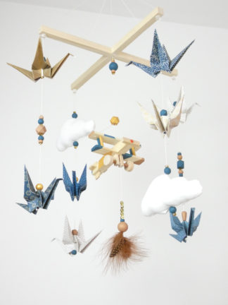 Mobile bébé origami avion bois bleu, beige et doré vintage