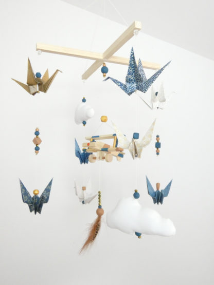 Mobile bébé origami avion bois bleu, beige et doré vintage