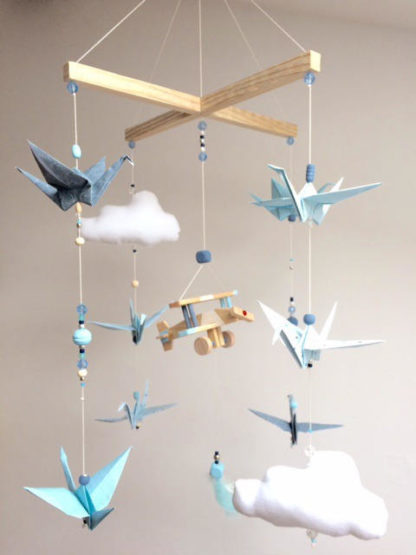 Mobile bébé origami avion bois  bleu ciel, bleu gris et blanc