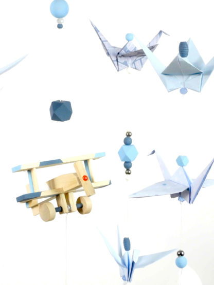 Mobile bébé origami avion bois  bleu ciel, bleu gris et blanc