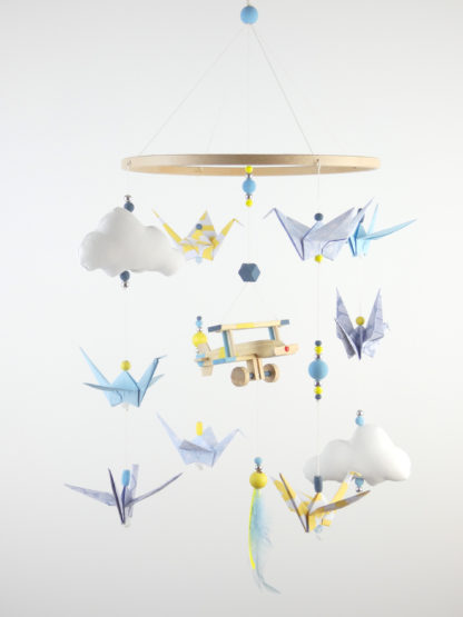 Mobile bébé origami avion bois bleu ciel, jaune et blanc