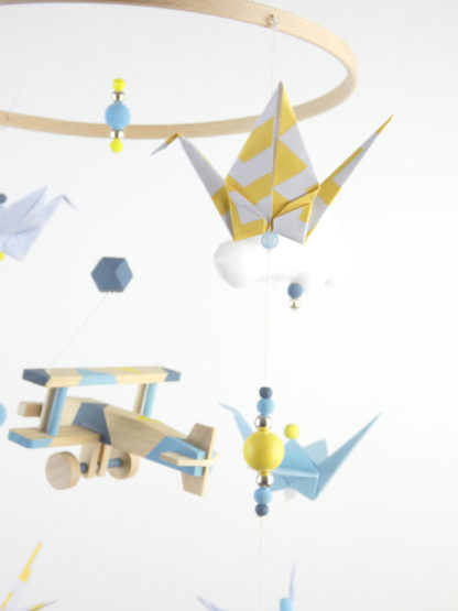 Mobile bébé origami avion bois bleu ciel, jaune et blanc