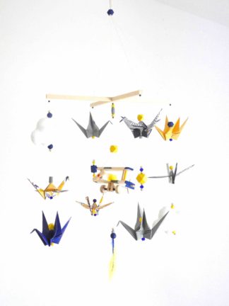 Mobile bébé origami avion bois bleu marine, jaune et gris