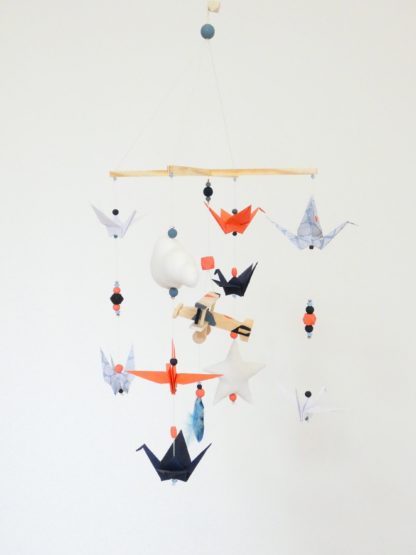 Mobile bébé origami avion bois bleu nuit, corail et blanc
