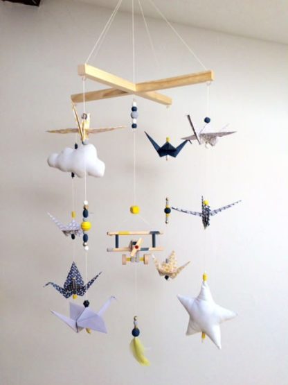 Mobile bébé origami avion bois bleu nuit, jaune et gris