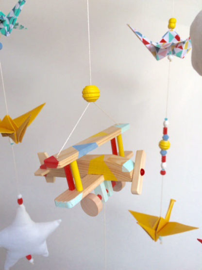 Mobile bébé origami avion bois corail, jaune, bleu gris et vert eau