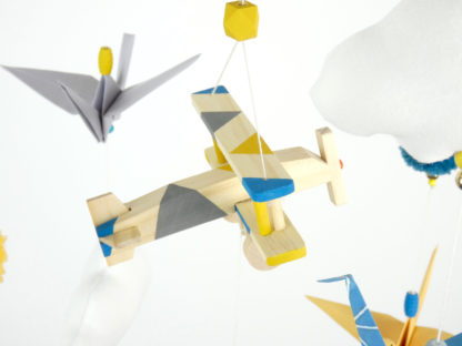 Mobile bébé origami avion bois jaune moutarde et bleu canard pompon