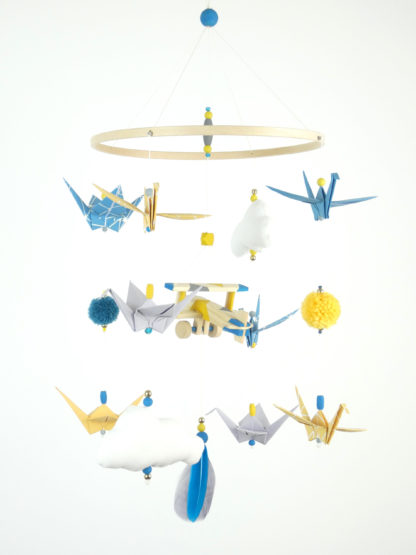 Mobile bébé origami avion bois jaune moutarde et bleu canard pompon