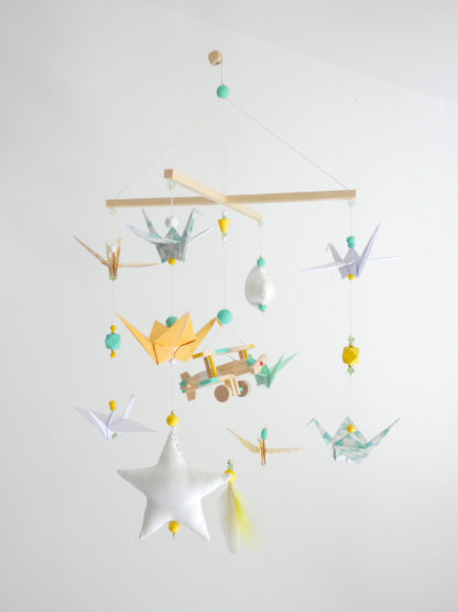 Mobile bébé origami avion bois jaune vert eau et blanc