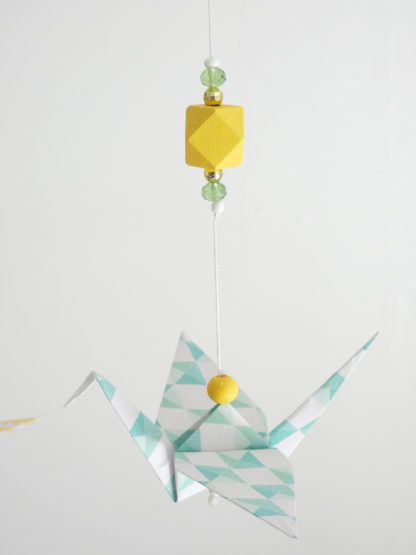 Mobile bébé origami avion bois jaune vert eau et blanc