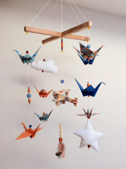 Mobile bébé origami avion bois orange et bleu nuit