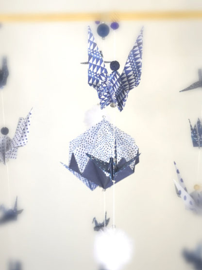 Mobile bébé origamis diamant bleu nuit et blanc