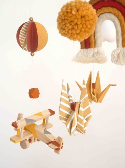 Mobile bébé avion arc-en-ciel origamis jaune moutarde, terracotta, cuivre et bordeaux 16
