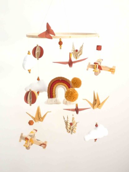 Mobile bébé avion arc-en-ciel origamis jaune moutarde, terracotta, cuivre et bordeaux 17