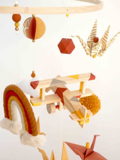 Mobile bébé avion arc-en-ciel origamis jaune moutarde, terracotta, cuivre et bordeaux 20