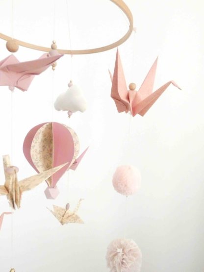 Mobile bébé montgolfière origamis rose vieilli, rose pâle et beige 19