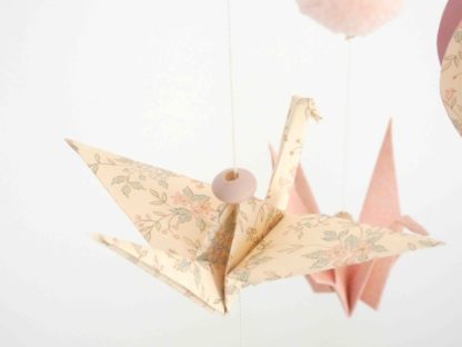 Mobile bébé montgolfière origamis rose vieilli, rose pâle et beige 19