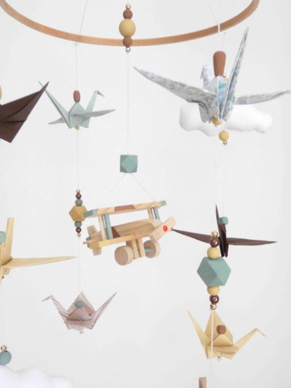 Mobile bébé origami avion bois marron, vert celadon, jaune pastel et blanc 27