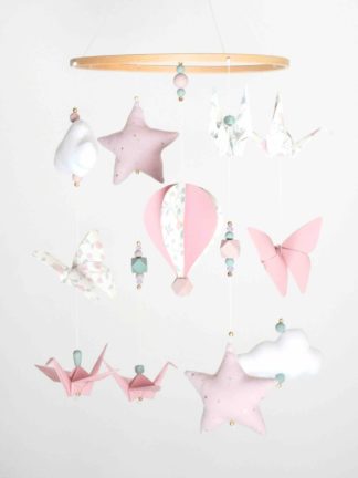 Mobile bébé montgolfière origamis flamant rose, papillons dorés et licornes