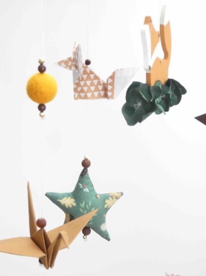 Mobile bébé renard, forêt origamis et bois, vert, camel, marron 19