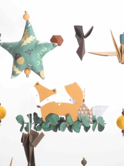 Mobile bébé renard, forêt origamis et bois, vert, camel, marron 25