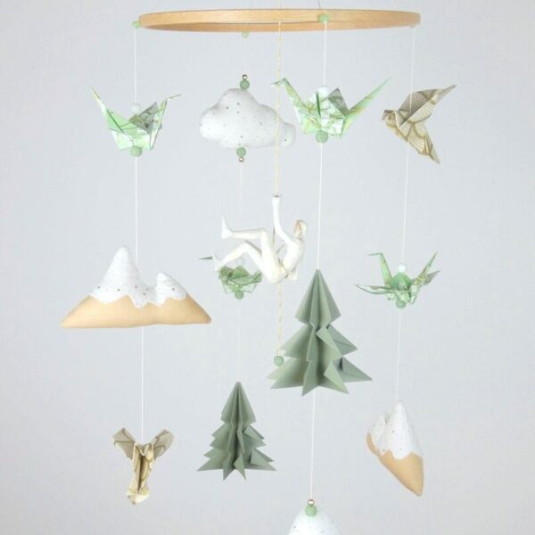 Mobile bébé escalade, grimpeur, montagnes, origamis, chambre bébé, couleurs naturelles, vert eau
