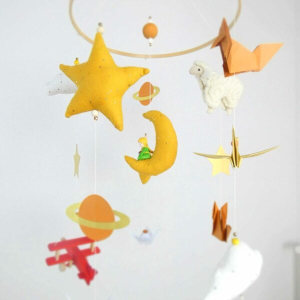 Mobile bébé petit prince, renard, mouton et lune, jaune moutarde, terracotta et gaze pailleté