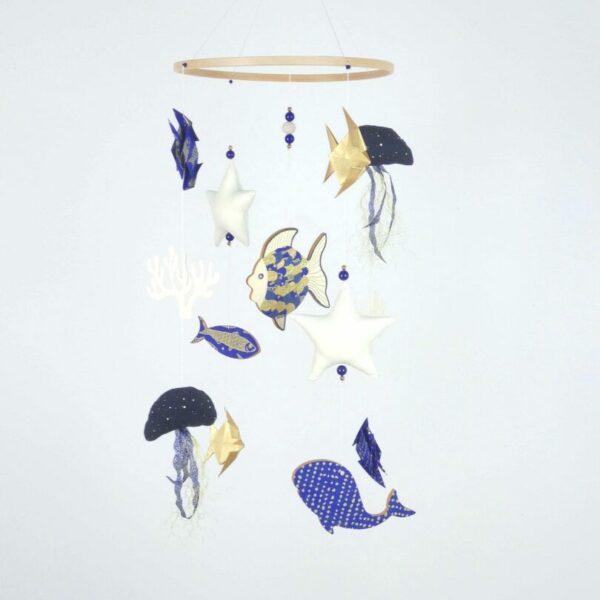 Mobile origamis océan, poissons, méduse, corail, déco chambre bébé, bleu marine, bleu nuit, beige et doré